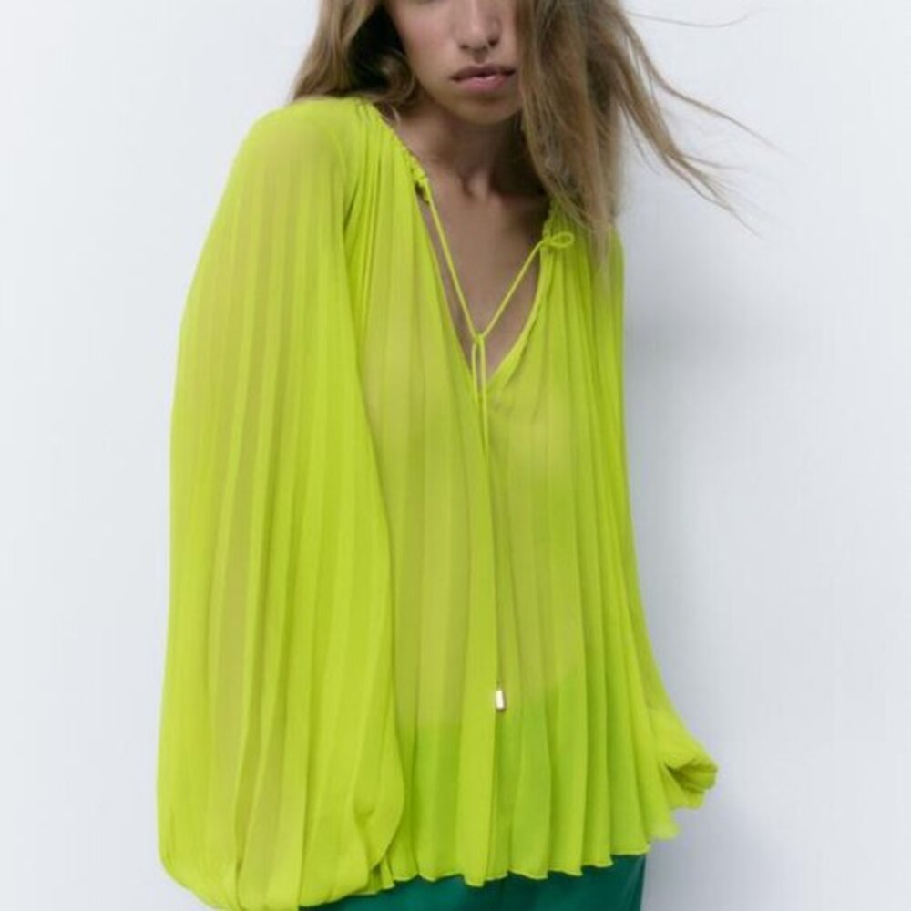Zara SS22 Light Airy Bright Green Pleated Elasticized Bouse Med
